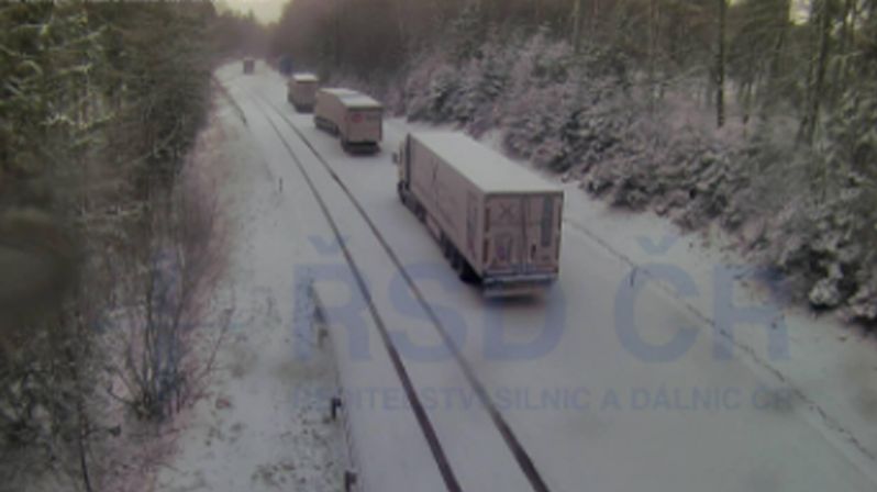 Na Moravě kvůli sněhu kolabuje doprava